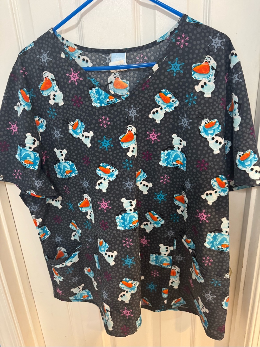 Disney Frozen Frosty Olaf Women’s V-Neck Print Scrub